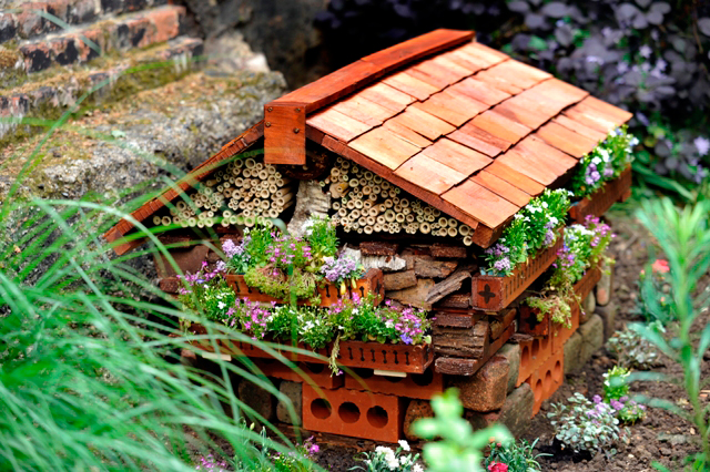 abeja y nido para colgar moscas y mariposas Hotel para insectos XL con techo de zinc sin tratar 76cm casa de insectos de madera natural para abejas mariquitas Wildlife Friend 