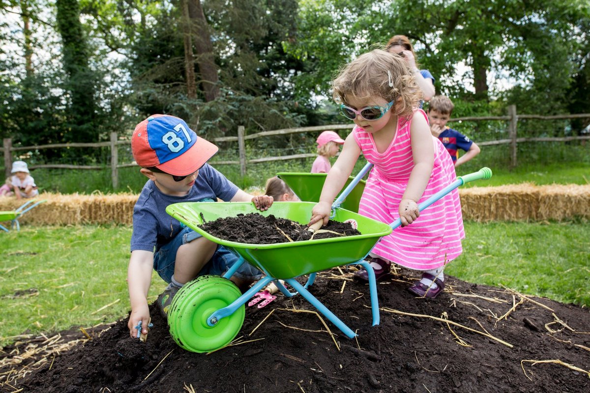 Niños en el jardín. Mole Hill Play Area,  RHS Garden Wisley