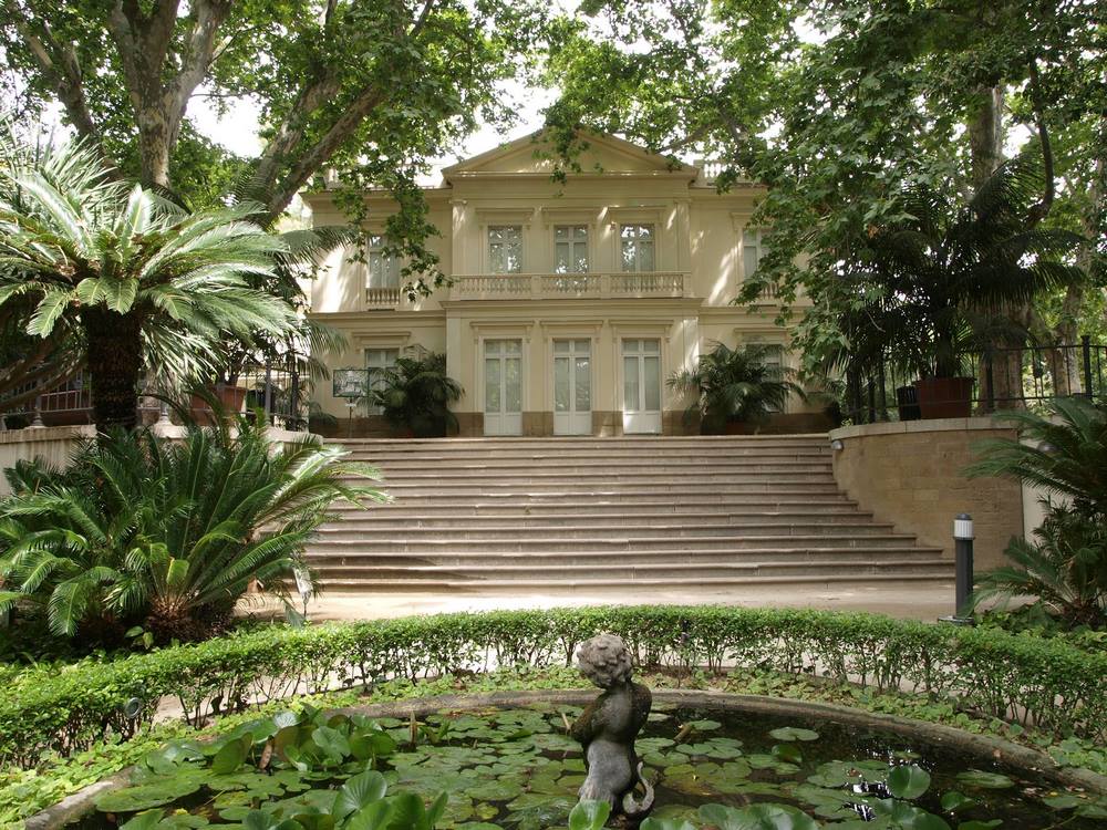 mansión en el Jardín Botánico la Concepción de Málaga, estaque de nenúfares y estatua