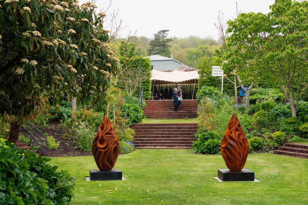 Esculturas de Halima Cassell en el jardín hundido de Glyndebourne Opera House