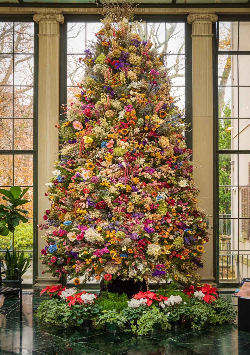 El icónico árbol de Navidad decorado con flores secas en el Museo, Jardín y  Biblioteca de Winterthur - EL BLOG DE LA TABLA