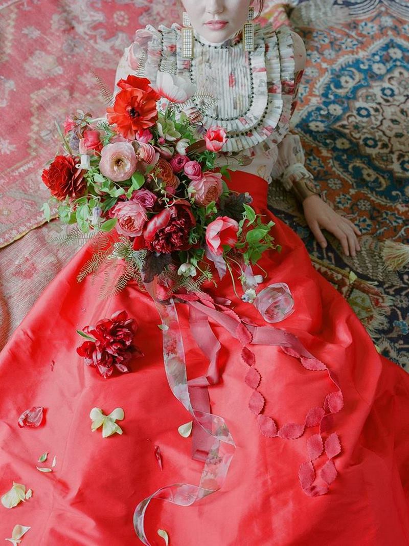 vestido rojo y flores