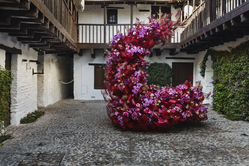Instalacion floral en un patio institucional de Córdoba