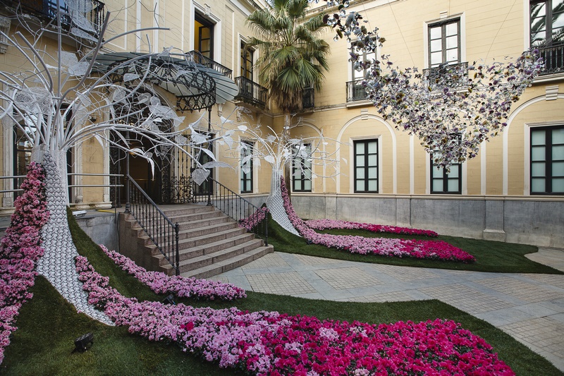 Instalacion floral en un patio institucional de Córdoba