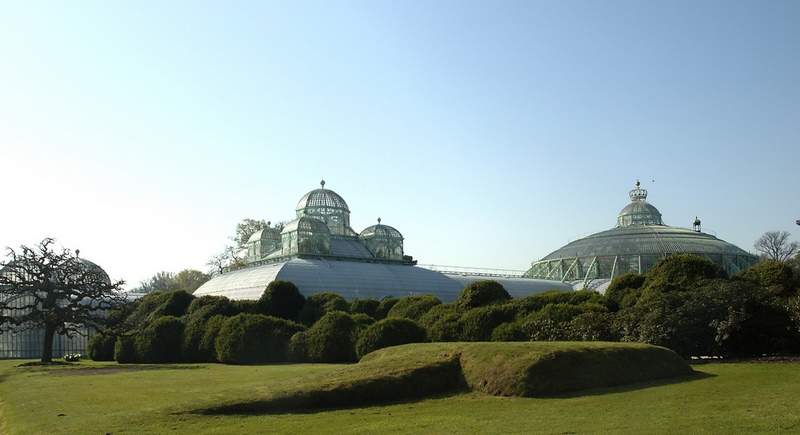 Izquierda: El Invernadero Congo, Derecha: El Jardín de Invierno. Invernaderos Reales de Laeken 
