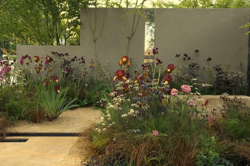 jardin de estilo naturalista con rosas y lilium