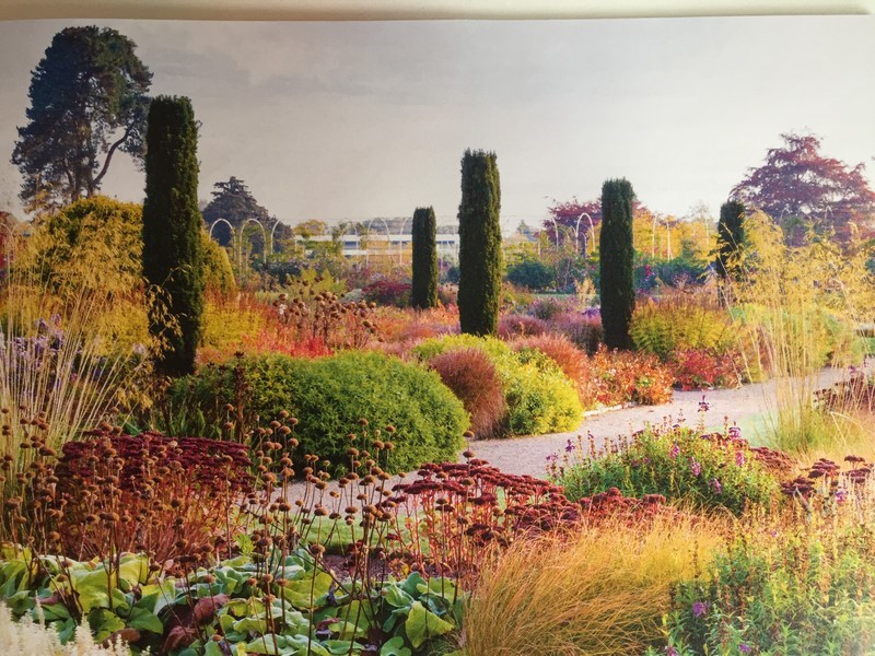 Un jardín diseñado por el paisajista Tom Stuart-Smith con plantación naturalista, sin perder de vista el marco histórico de Trentham Gardens