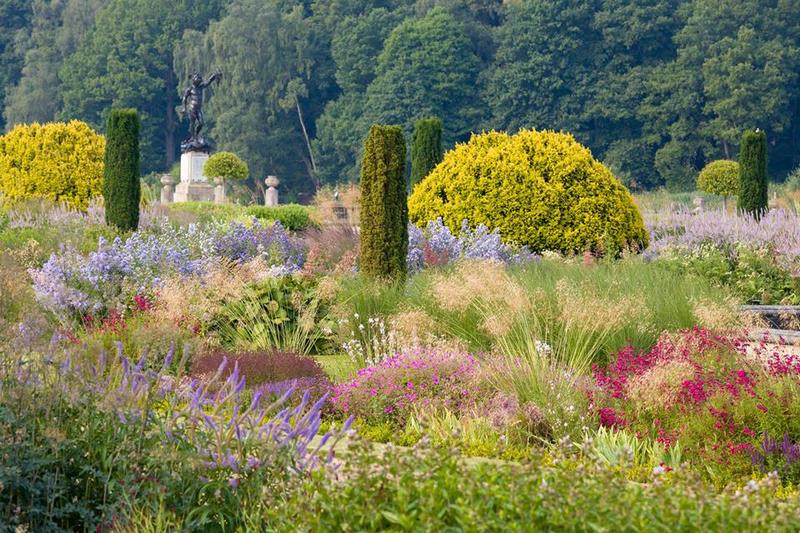 Un jardín diseñado por el paisajista Tom Stuart-Smith con plantación naturalista, sin perder de vista el marco histórico de Trentham Gardens