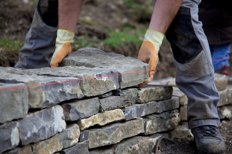 construcción de muro de piedra seca