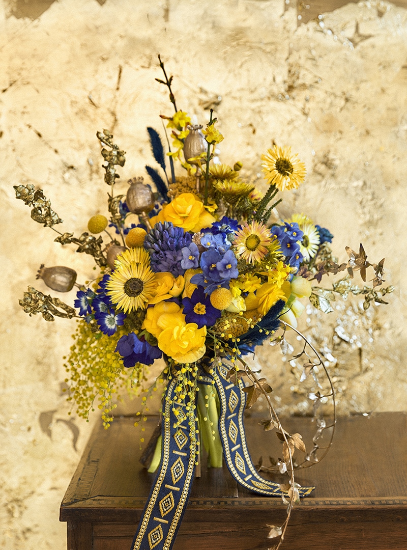 Arreglo floral campestre en tonos azules