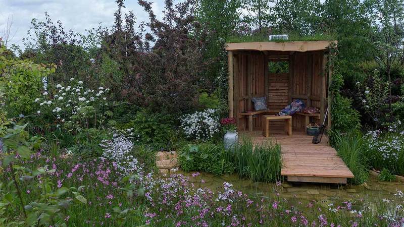 cabaña de madera en jardín