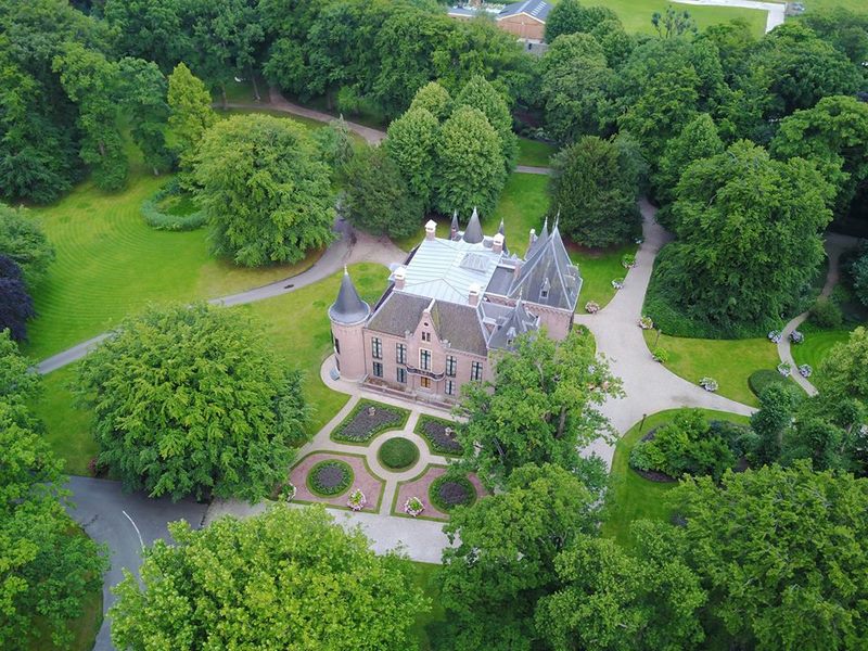 Vista aérea de los jardines y parques del castillo junto a los jardines de Keukenhof