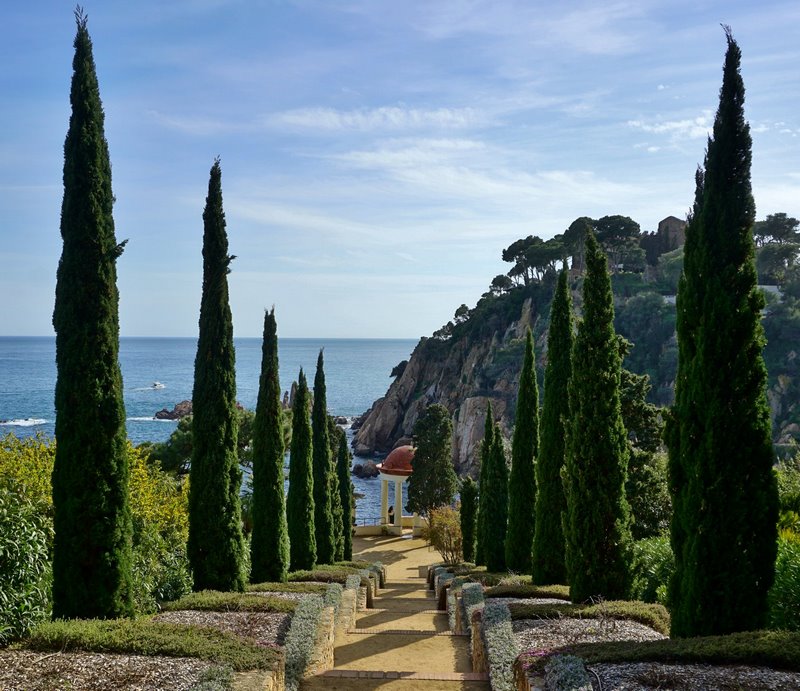 Jardín con vistas al mar Mediterráneo y escaleras que conducen al Templete de Linneo Marimurtra Jardín Botánico