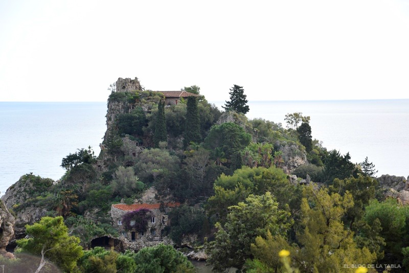 Isla pequeña con vegetación y jardines en la costa italiana de Sicilia