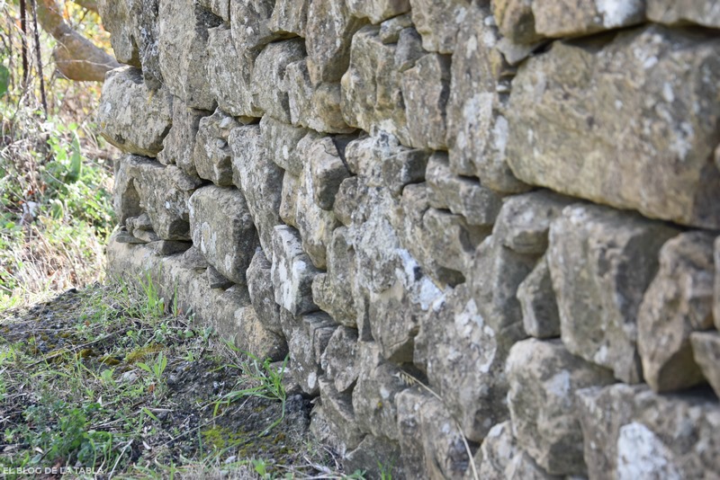 Muro de piedra lávica o volcánica