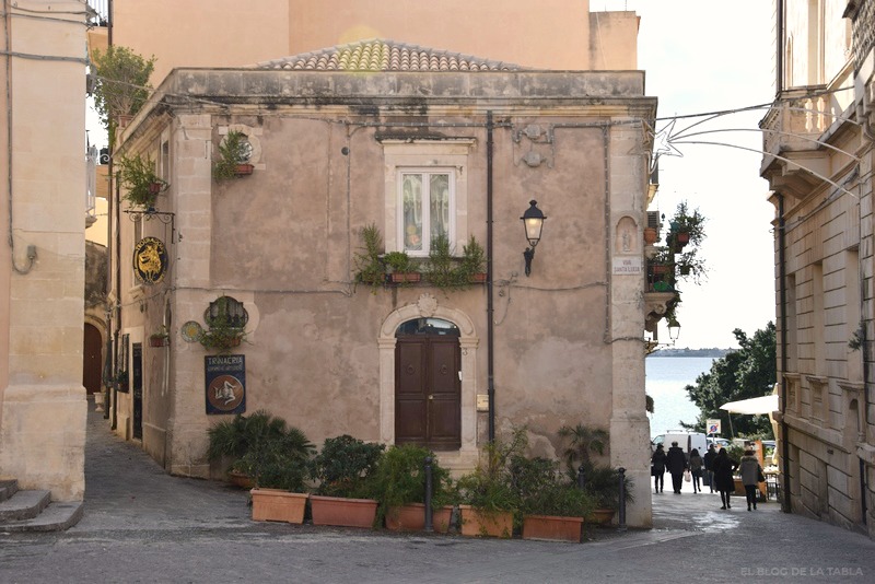 Casa con plantas en balcones y ventanas en Siracusa, Sicilia, Italia