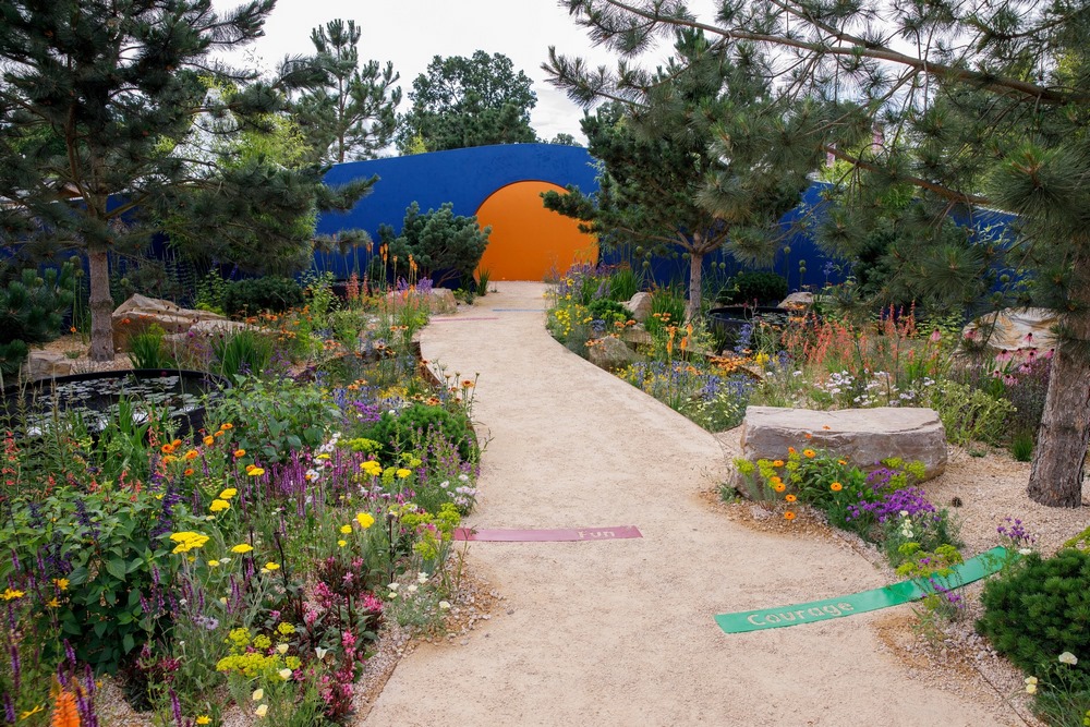 Jardín de grava con plantas vivaces