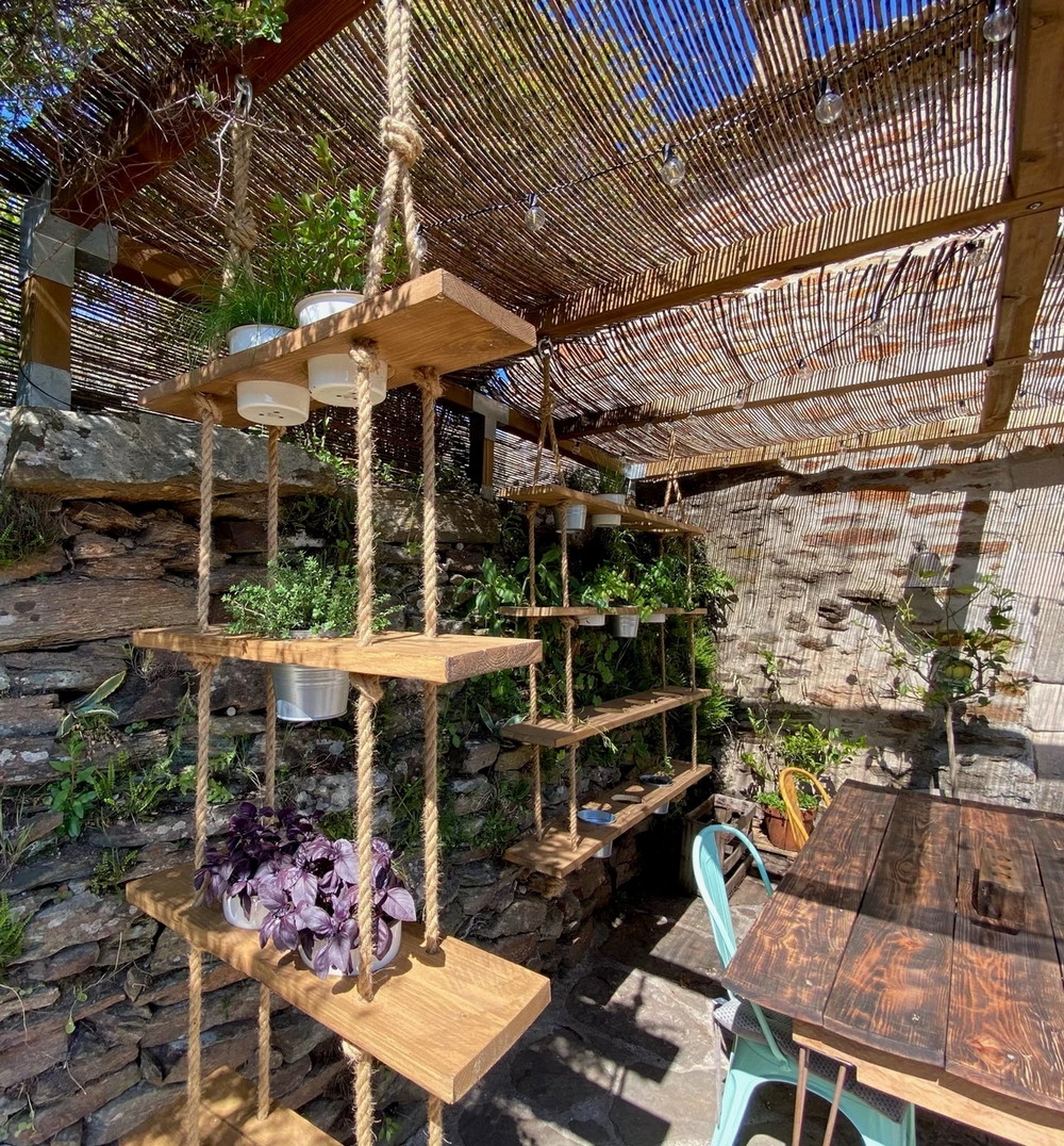 Jardines colgantes para patios y terrazas hechos a medida con estantes