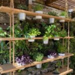 Jardines colgantes con estanterías de madera y cuerda
