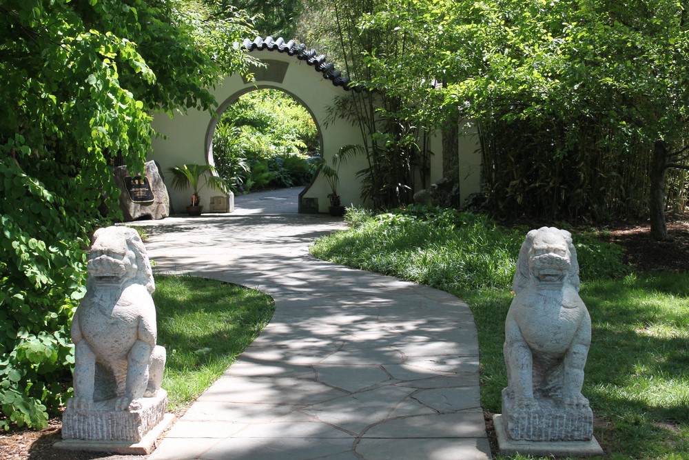 Moon Gate construida en el jardín chino del Jardín Botánico de Missouri