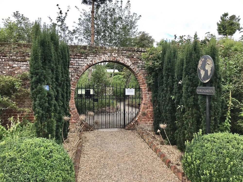 Puerta de la  luna (Moon Gate) del siglo XIX en el jardín amurallado del Castillo Lullingstone-Castle en Kent