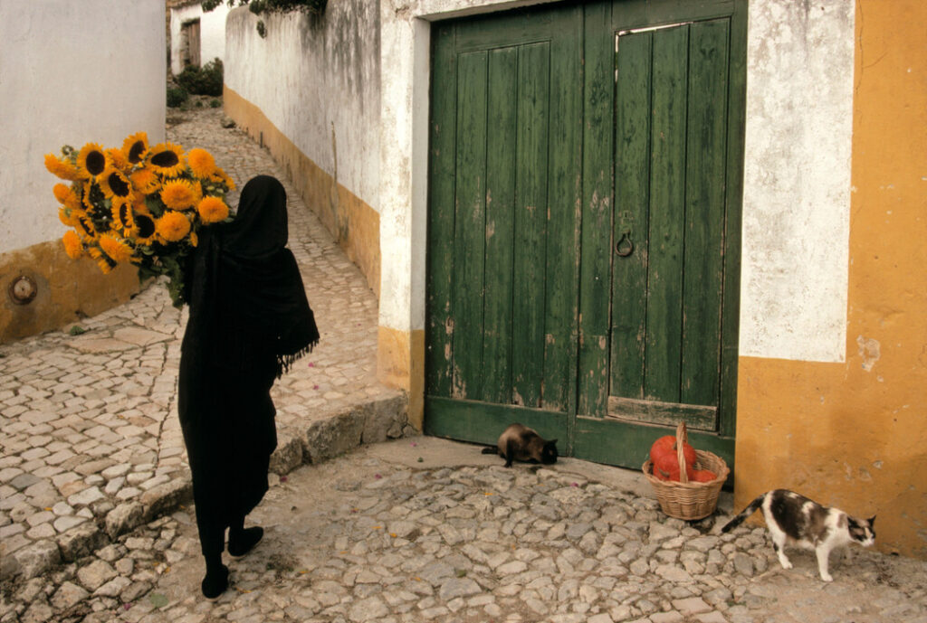 Bruno Barbey. Vendedora de flores en Óbidos, Portugal. 1993