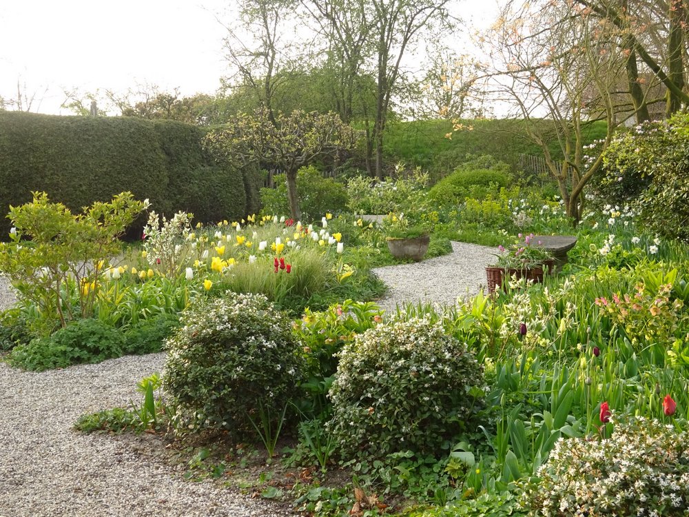 De Theetuin (Jardín de Té), Wesp, Países Bajos. Jardín de plantas bulbosas de flor combinadas con vivaces y arbustos diseñado por la diseñadora de jardines o paisajista holandesa Jacqueline van der Kloet