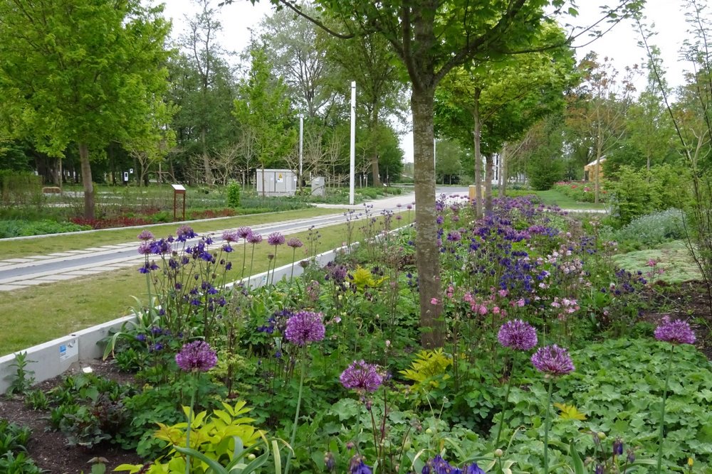 Jardín de plantas bulbosas de flor combinadas con vivaces y arbustos diseñado por Jacqueline van der Kloet en Floriade