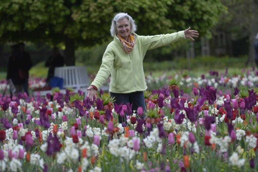 La paisajista o diseñadora de jardines Jacqueline van der Kloet en el Parque municipal y Jardín Botánico de Gütersloh, Alemania