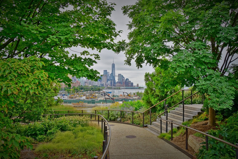 Vistas al Bajo Manhatan y la nueva Torre de la Libertad desde el parque Little Island de Nueva York 