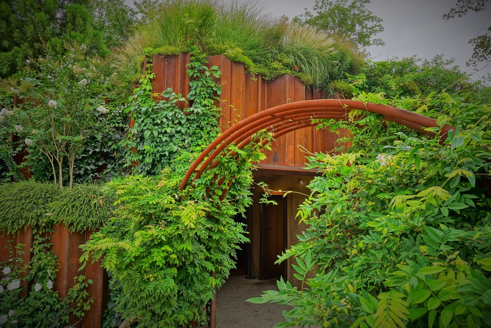 Acero corten en jardineras elevadas con plantas en el "Parque flotante" de Little Island en  Nueva York