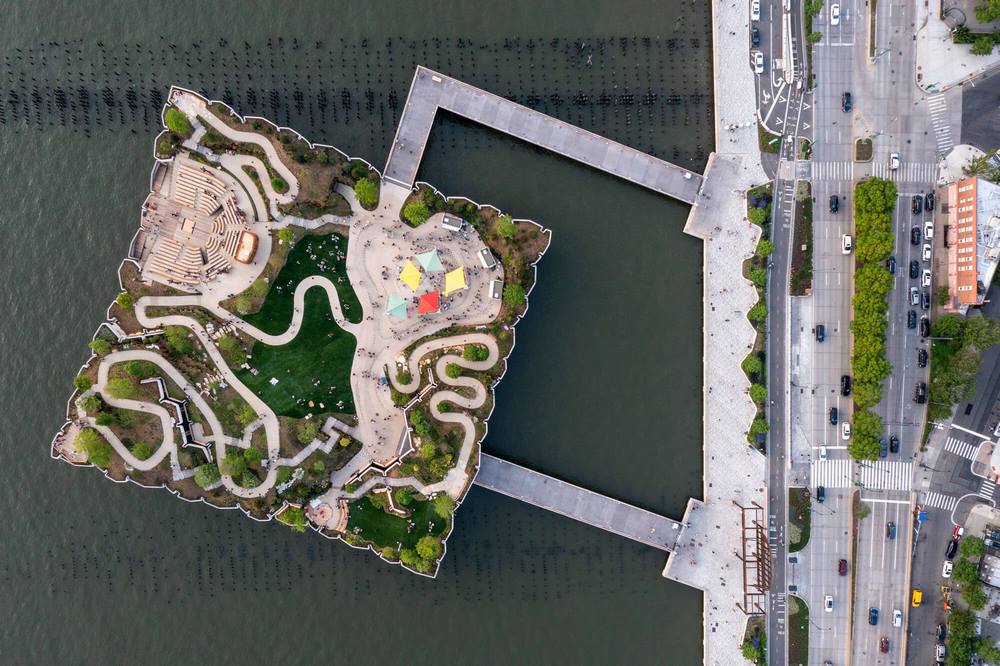 Vista aérea del "Parque flotante" de Little Island en Nueva York