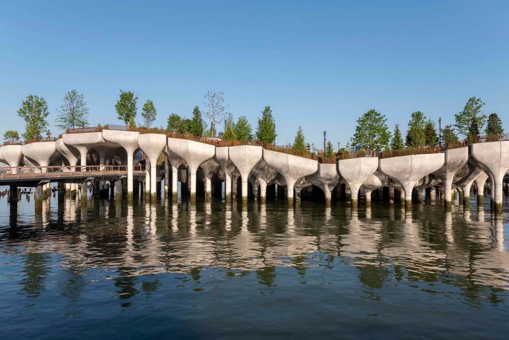 Jardineras elevadas en el "Parque flotante" de Little Island en  Nueva York