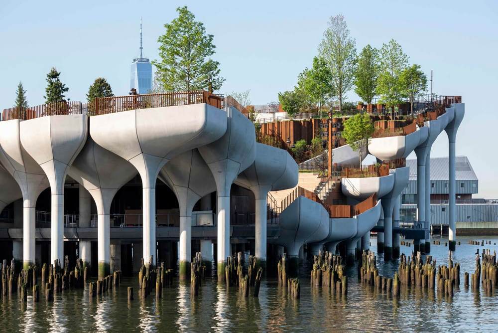 Jardineras elevadas en el "Parque flotante" de Little Island en  Nueva York