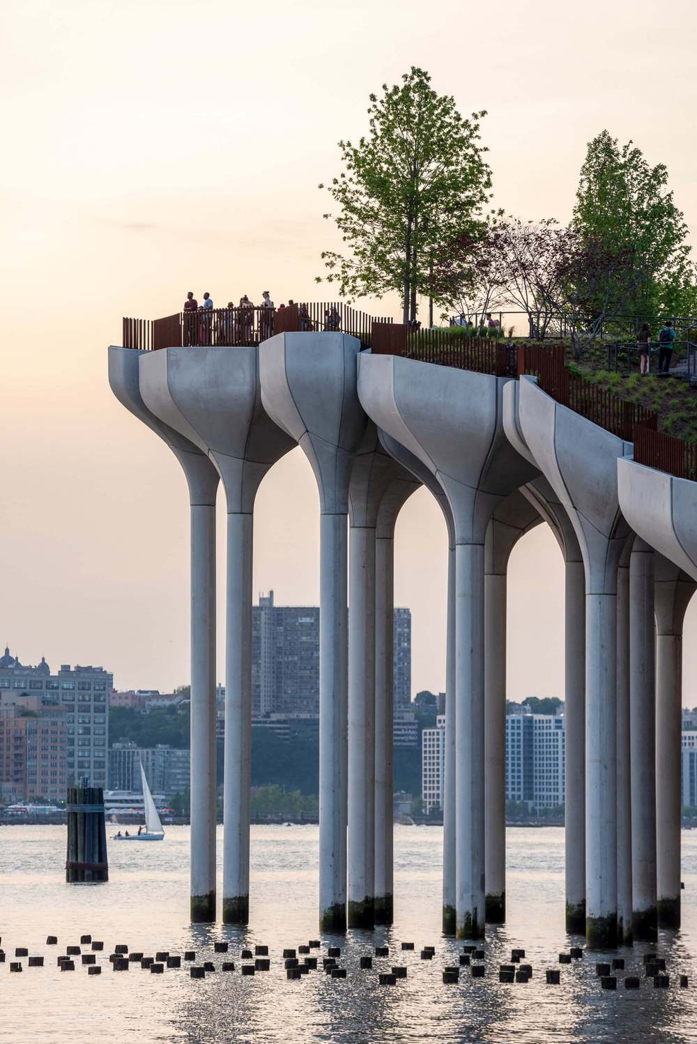 Jardineras elevadas en el "Parque flotante" de Little Island en  Nueva York