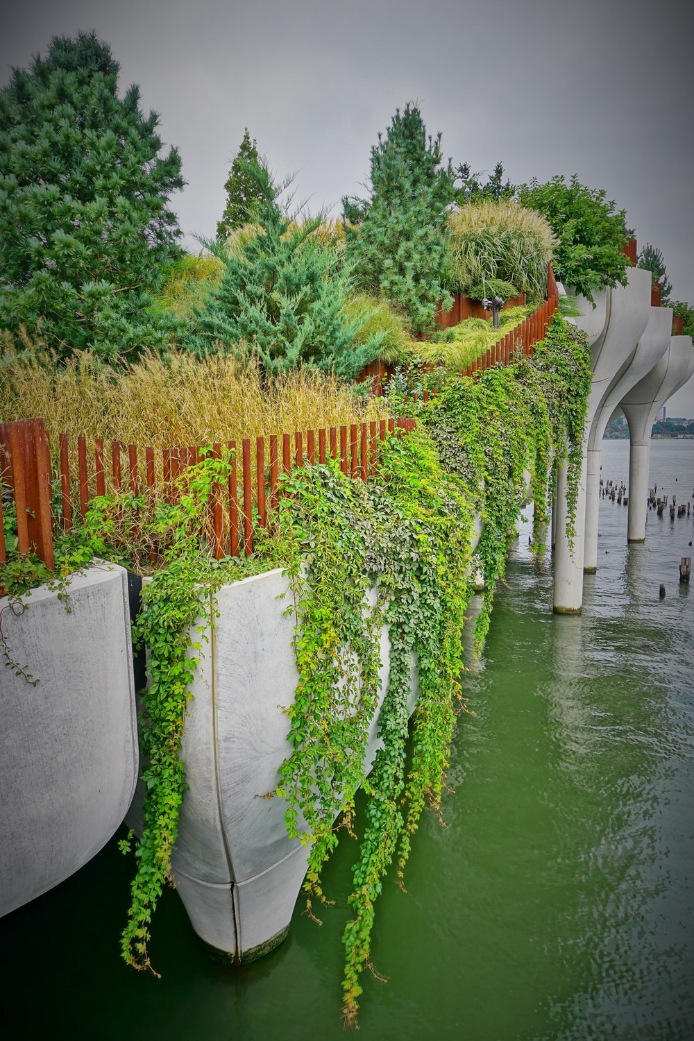 Jardineras elevadas con plantas en el "Parque flotante" de Little Island en  Nueva York