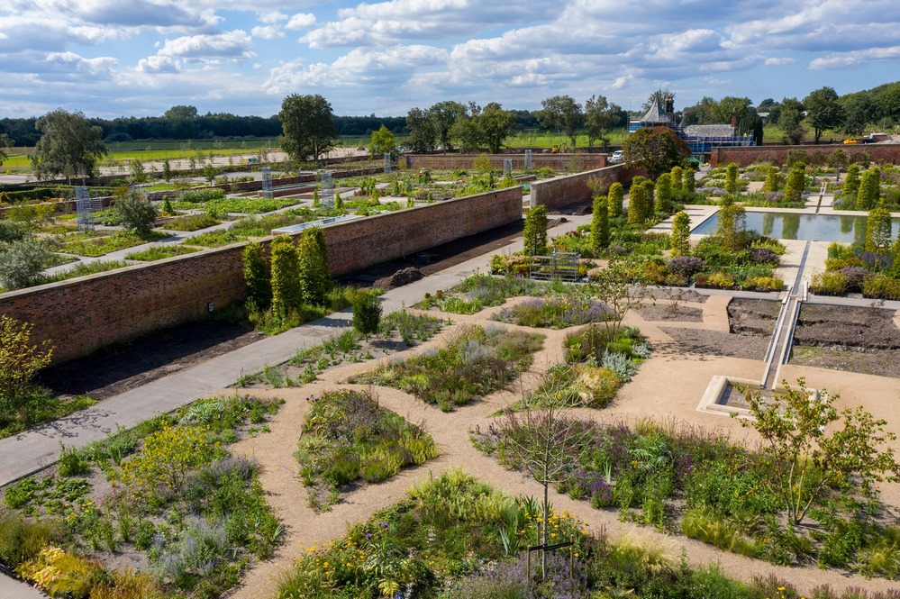 En el espacio más interior, el Inner Weston Walled Garden situado en la parte norte del gran jardín amurallado, se encuentra el Paradise Garden 