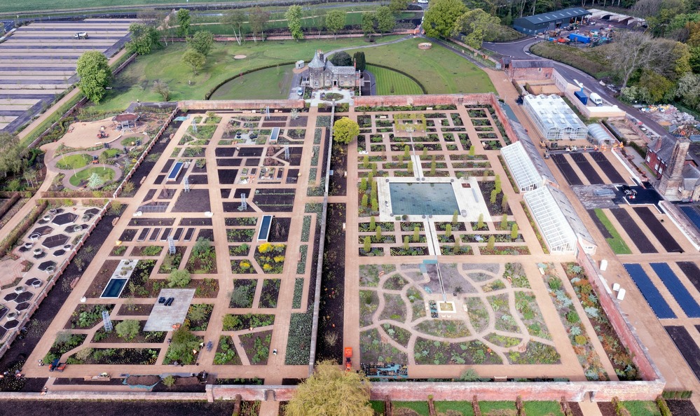 Vista aérea del Jardín amurallado (Weston Walled Garden) en RHS Garden Bridgewater, e jardín diseñado por Tom Stuart-Smith