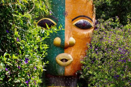 Escultura de máscara africana en Anima Garden, Marrakech