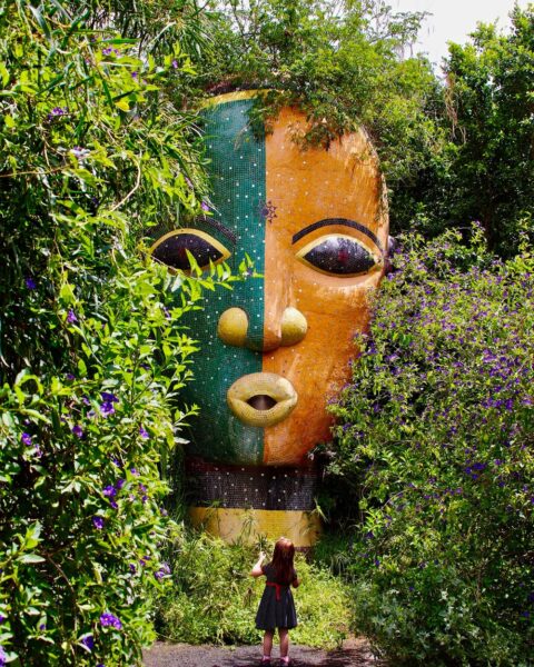 Escultura de máscara africana en Anima Garden, Marrakech