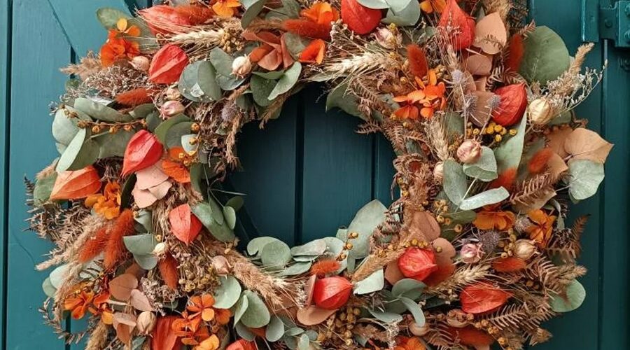 corona de navidad con flores secas y materiales naturales