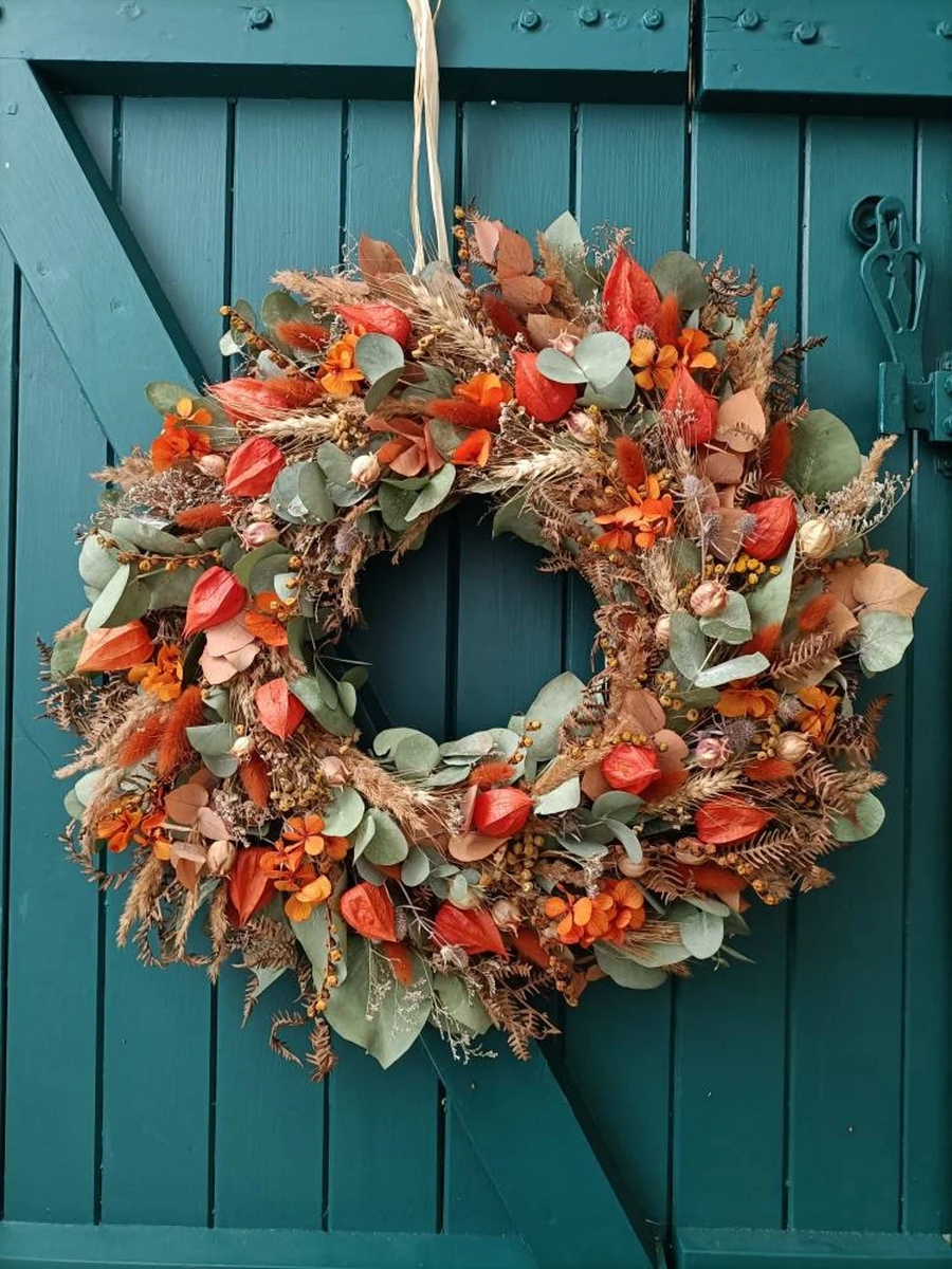 Arreglo de navidad hecho a mano con flores y follaje seco en tonos rojos para Navidad