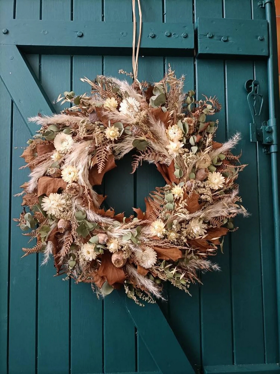 Corona de navidad con flores y follaje seco hecha artesanalmente