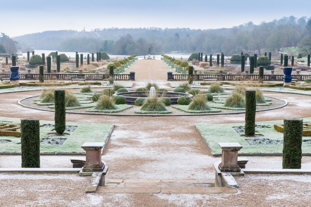Jardín italiano en Trentham Gardens en invierno cubierto de escarcha