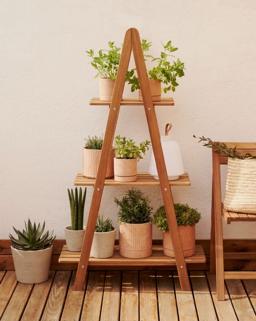 PEQUEÑA ESCALERA DE MADERA DE ACACIA.