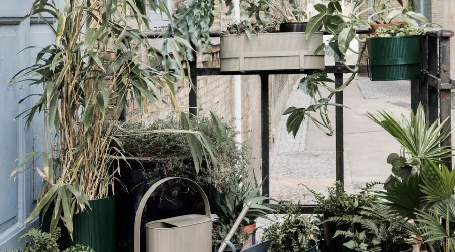 Jardinera de acero galvanizado de estilo industrial para colgar el balcón