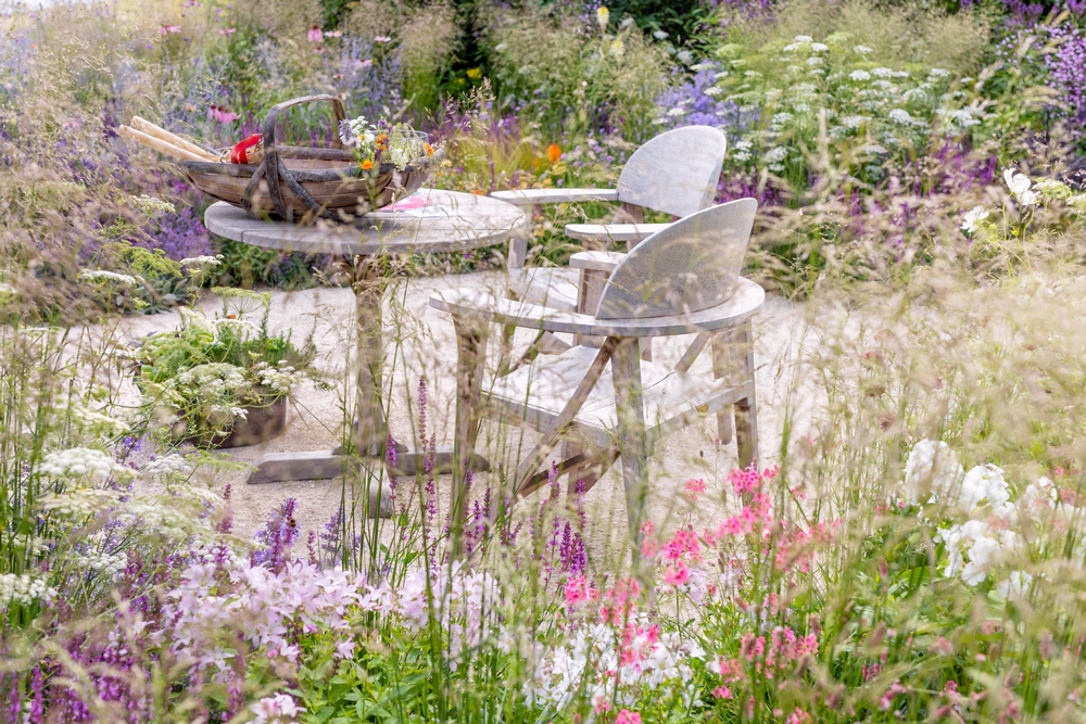 Carol Klein, presentadora de programas de jardines de la BBC y su jardín en RHS Hampton Court 2023