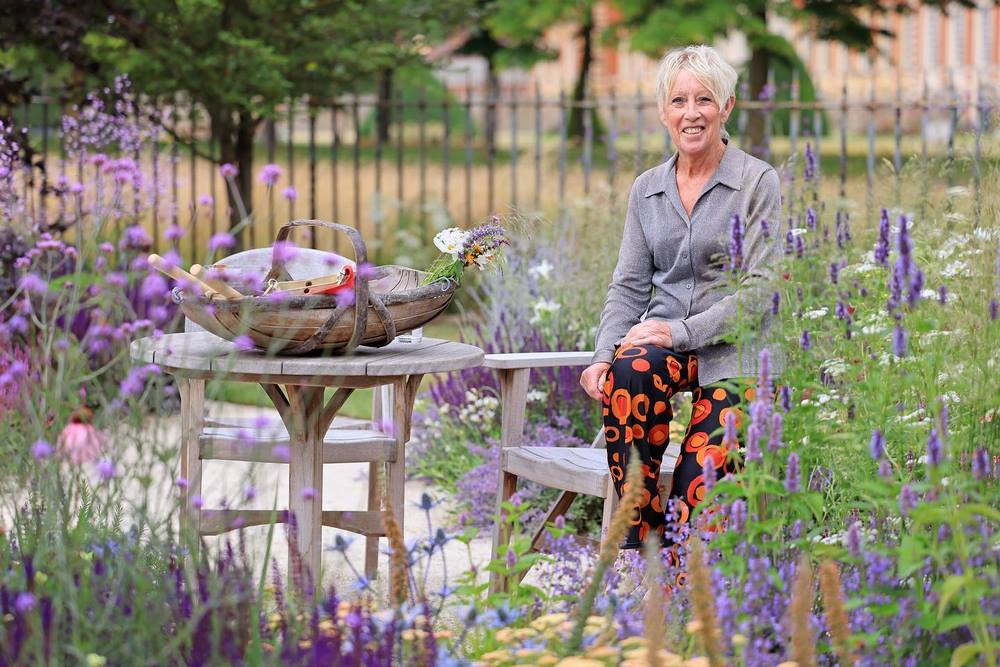 Carol Klein icónica presentadora de programas de jardinería de la BBC como Gardeners World heroína hortícola en RHS Hampton Court 2023 