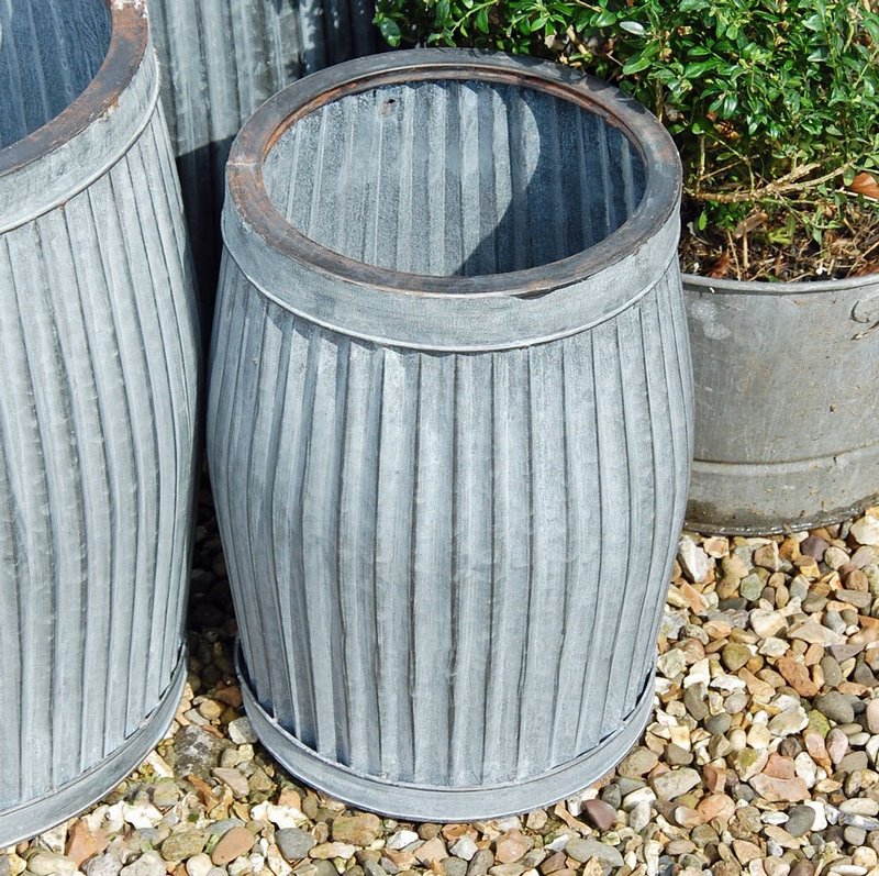 dolly tub tinas de metal analado utilizadas como macetas y contenedores en el jardín