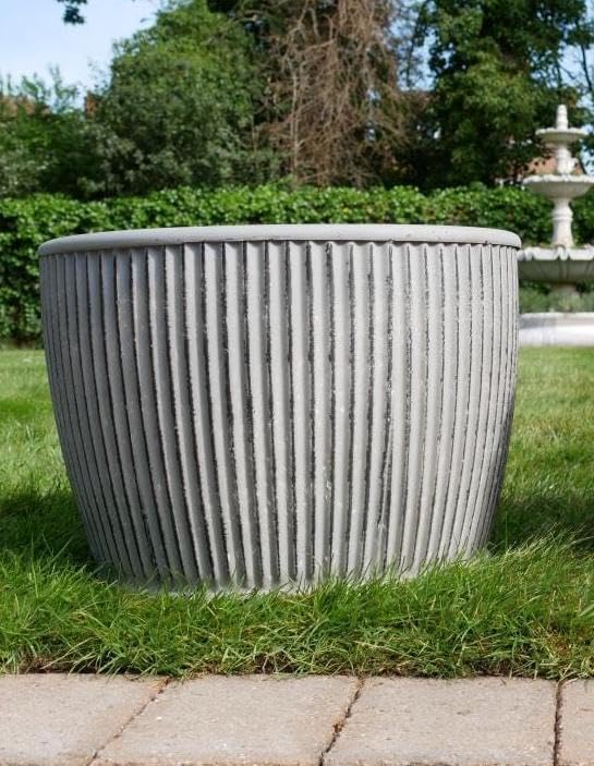 Maceta inspirada en las icónicas tinas de metal acanalado con forma de barril